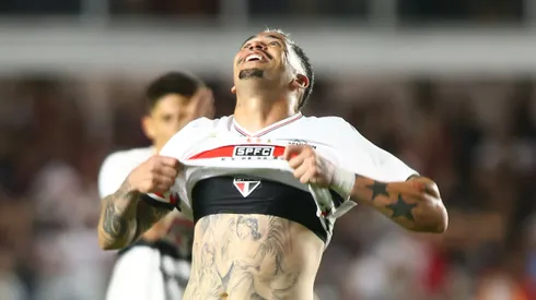 SP - SANTOS - 05/11/2025 - BRASILEIRO A 2025, SAO PAULO X FLAMENGO - Luciano jogador do Sao Paulo lamenta durante partida contra o Flamengo no estadio Vila Belmiro pelo campeonato Brasileiro A 2025. Foto: Mauricio De Souza/AGIF