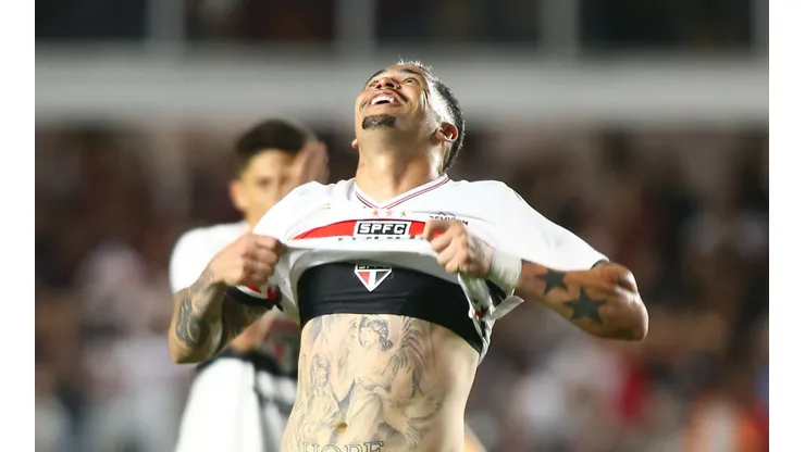 SP - SANTOS - 05/11/2025 - BRASILEIRO A 2025, SAO PAULO X FLAMENGO - Luciano jogador do Sao Paulo lamenta durante partida contra o Flamengo no estadio Vila Belmiro pelo campeonato Brasileiro A 2025. Foto: Mauricio De Souza/AGIF