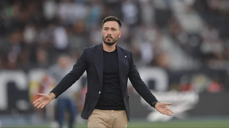 Davide Ancelotti tecnico do Botafogo durante partida contra o Santos no estadio Engenhao pelo campeonato Brasileiro A 2025. Foto: Thiago Ribeiro/AGIF