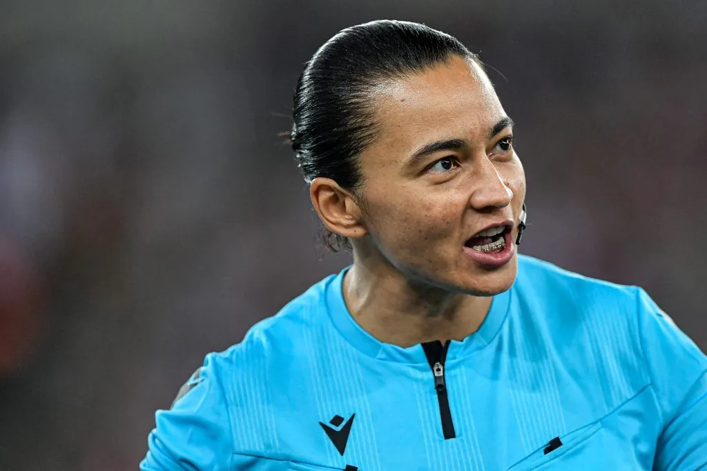 RJ – RIO DE JANEIRO – 22/05/2024 – COPA DO BRASIL 2024, FLUMINENSE X SAMPAIO CORREA – A arbitra Edina Alves Batista durante partida entre Fluminense e Sampaio Correa no estadio Maracana pelo campeonato Copa Do Brasil 2024. Foto: Thiago Ribeiro/AGIF