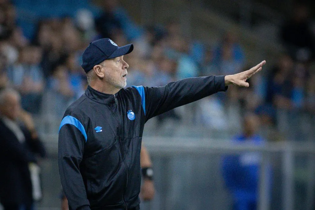 Mano Menezes tecnico do Gremio durante partida contra o Cruzeiro no estadio Arena do Gremio pelo campeonato Brasileiro A 2025. Foto: Maxi Franzoi/AGIF