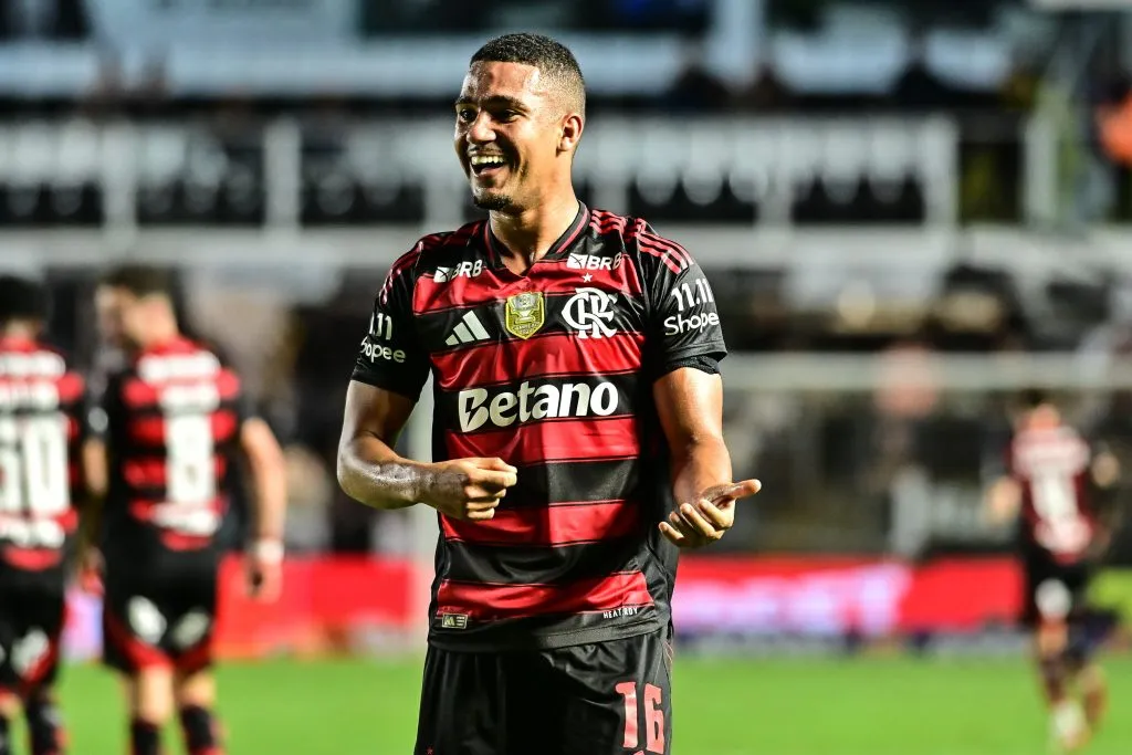 Samuel Lino jogador do Flamengo comemora seu gol durante partida contra o Sao Paulo no estadio Vila Belmiro pelo campeonato Brasileiro A 2025.  Foto: Jota Erre/AGIF