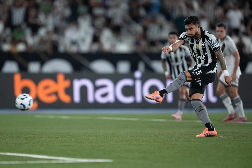 Alex Telles jogador do Botafogo cobra penalti  durante partida contra o Vasco no estadio Engenhao pelo campeonato Brasileiro A 2025. Foto: Jorge Rodrigues/AGIF