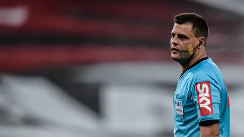 O árbitro Rafael Traci durante partida entre Flamengo e Atlético-GO no estádio Maracanã pelo campeonato Brasileiro A 2020. Foto: Thiago Ribeiro/AGIF