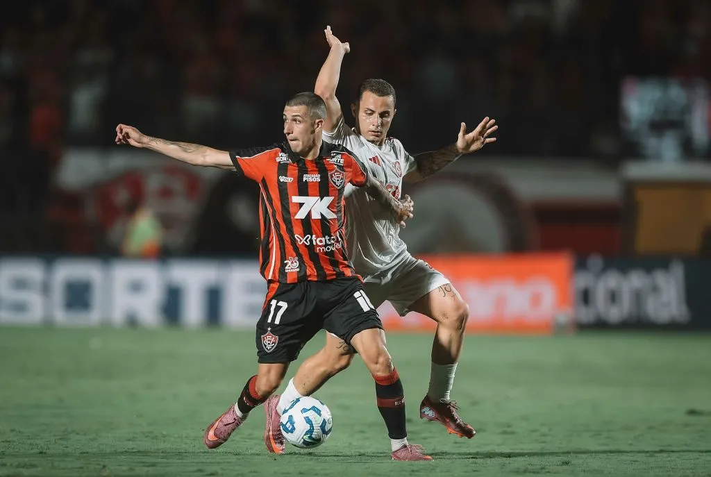 BA – SALVADOR – 05/11/2025 – BRASILEIRO A 2025, VITORIA X INTERNACIONAL – Aitor jogador do Vitoria disputa lance com Bruno Gomes jogador do Internacional durante partida no estadio Barradao pelo campeonato Brasileiro A 2025. Foto: Jhony Pinho/AGIF