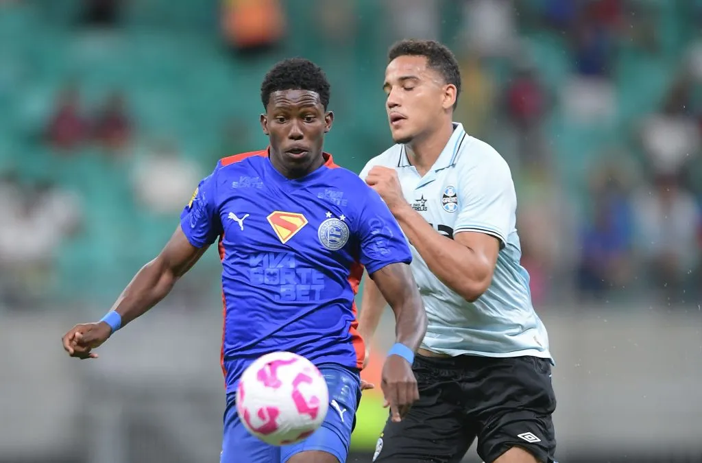 Ruan Pablo jogador do Bahia disputa lance com Joao Paulo jogador do Gremio durante partida no estadio Arena Fonte Nova pelo campeonato Brasileiro A 2025. Foto: Jhony Pinho/AGIF