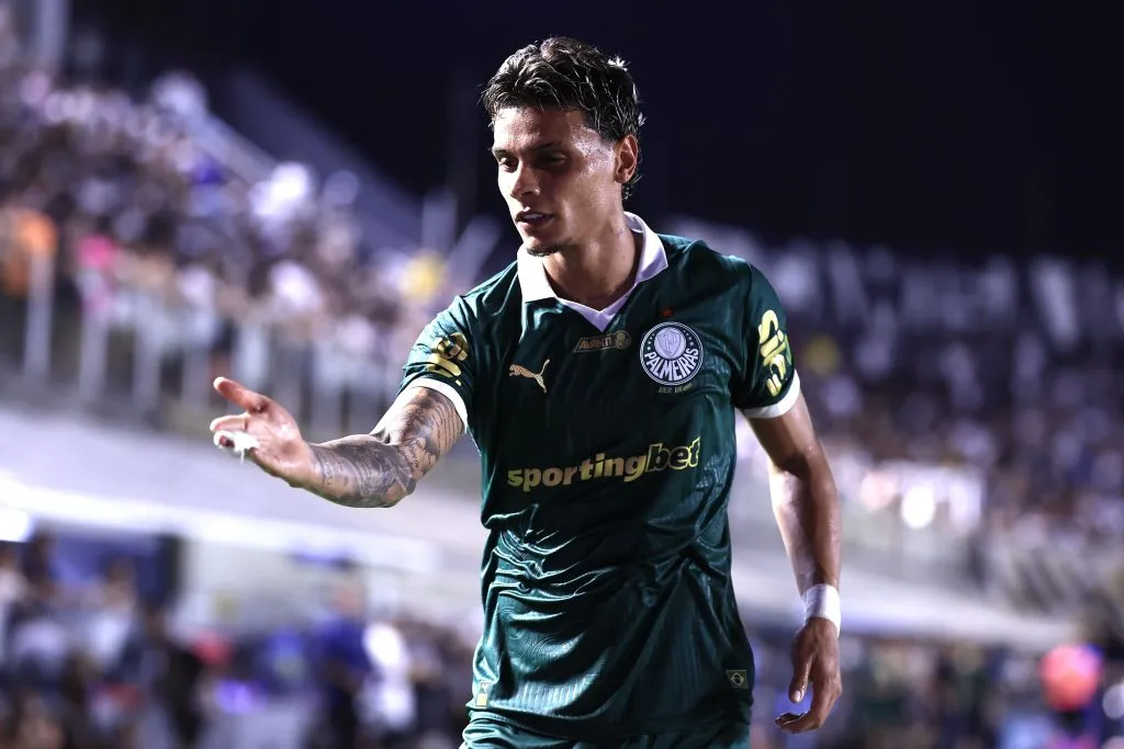 Richard Rios jogador do Palmeiras comemora seu gol durante partida contra o Santos no estadio Vila Belmiro pelo campeonato Paulista 2025. Foto: Marcello Zambrana/AGIF