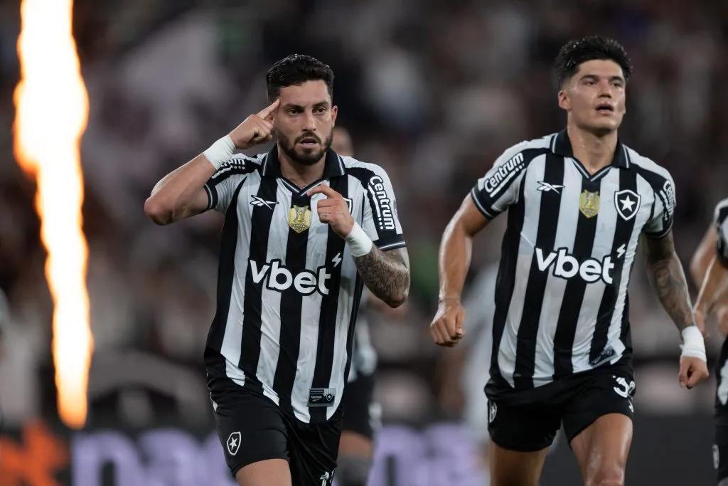 RJ – RIO DE JANEIRO – 05/11/2025 – BRASILEIRO A 2025, BOTAFOGO X VASCO – Alex Telles jogador do Botafogo comemora seu gol com Joaquin Correa jogador da sua equipe durante partida contra o Vasco no estadio Engenhao pelo campeonato Brasileiro A 2025. Foto: Jorge Rodrigues/AGIF