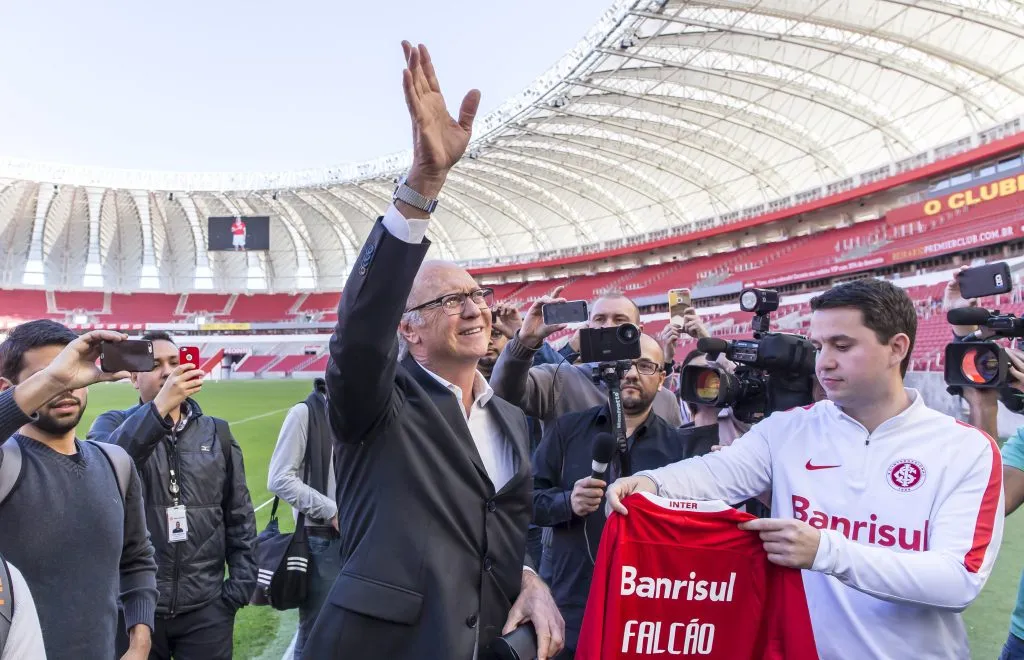 PORTO ALEGRE – RS – 13/07/2016 – APRESENTACAO DE FALCAO NO INTERNACIONAL – Falcão durante apresentacao antes de treino do Internacional no CT Parque Gigante. Foto: Jeferson Guareze/AGIF