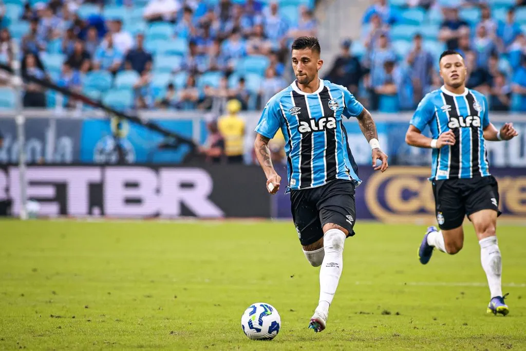 Chistian Olivera jogador do Grêmio durante partida contra o Santos – Foto: Maxi Franzoi/AGIF