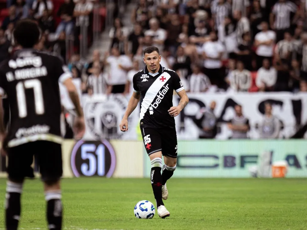 Hugo Moura jogador do Vasco durante partida contra o Botafogo – Foto: Mateus Dutra/AGIF