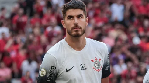 Pedro Raul jogador do Corinthians durante execucao do hino nacional antes da partida contra o Athletico-PR no estadio Arena da Baixada pelo campeonato Brasileiro A 2024.