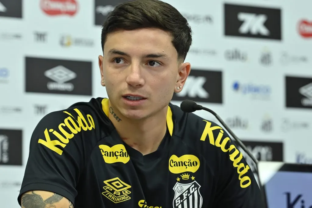 SP – SANTOS – 17/10/2025 – SANTOS, COLETIVA – Alvaro Barreal jogador do Santos durante em coletiva de imprensa antes do treino da equipe realizado no CT Rei Pele. Foto: Jota Erre/AGIF