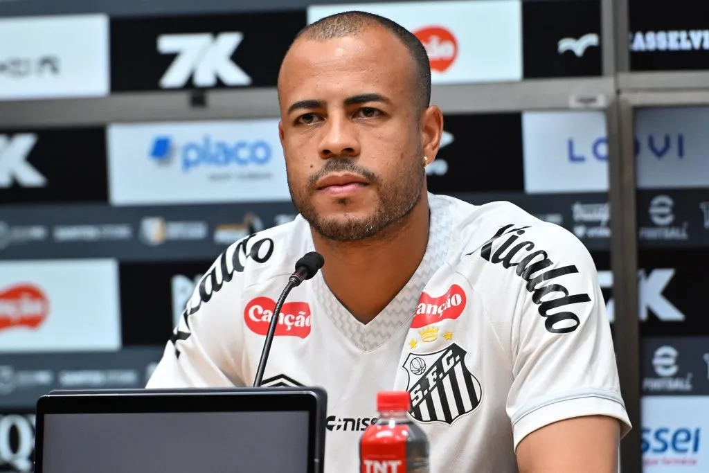 SP – SANTOS – 31/07/2025 – SANTOS, APRESENTACAO MAYKE – Mayke durante sua apresentacao oficial como jogador do Santos em coletiva de imprensa realizada no Vila Belmiro.  Foto: Jota Erre/AGIF