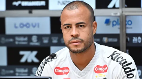 Mayke durante sua apresentacao oficial como jogador do Santos em coletiva de imprensa realizada no Vila Belmiro.