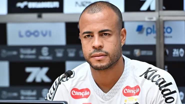 Mayke durante sua apresentacao oficial como jogador do Santos em coletiva de imprensa realizada no Vila Belmiro.