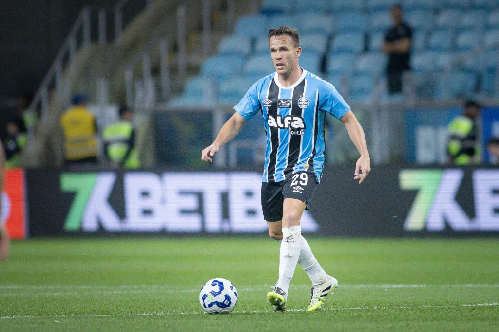 RS – PORTO ALEGRE – 05/11/2025 – BRASILEIRO A 2025, GREMIO X CRUZEIRO – Arthur jogador do Gremio durante partida contra o Cruzeiro no estadio Arena do Gremio pelo campeonato Brasileiro A 2025. Foto: Maxi Franzoi/AGIF
