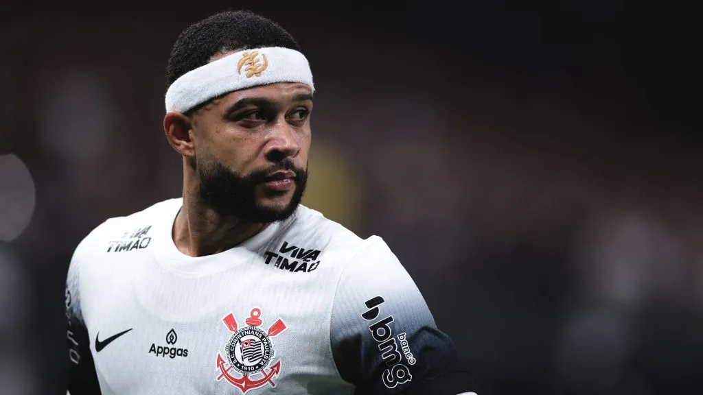 Memphis Depay em campo pelo Corinthians. Foto: Ettore Chiereguini/AGIF