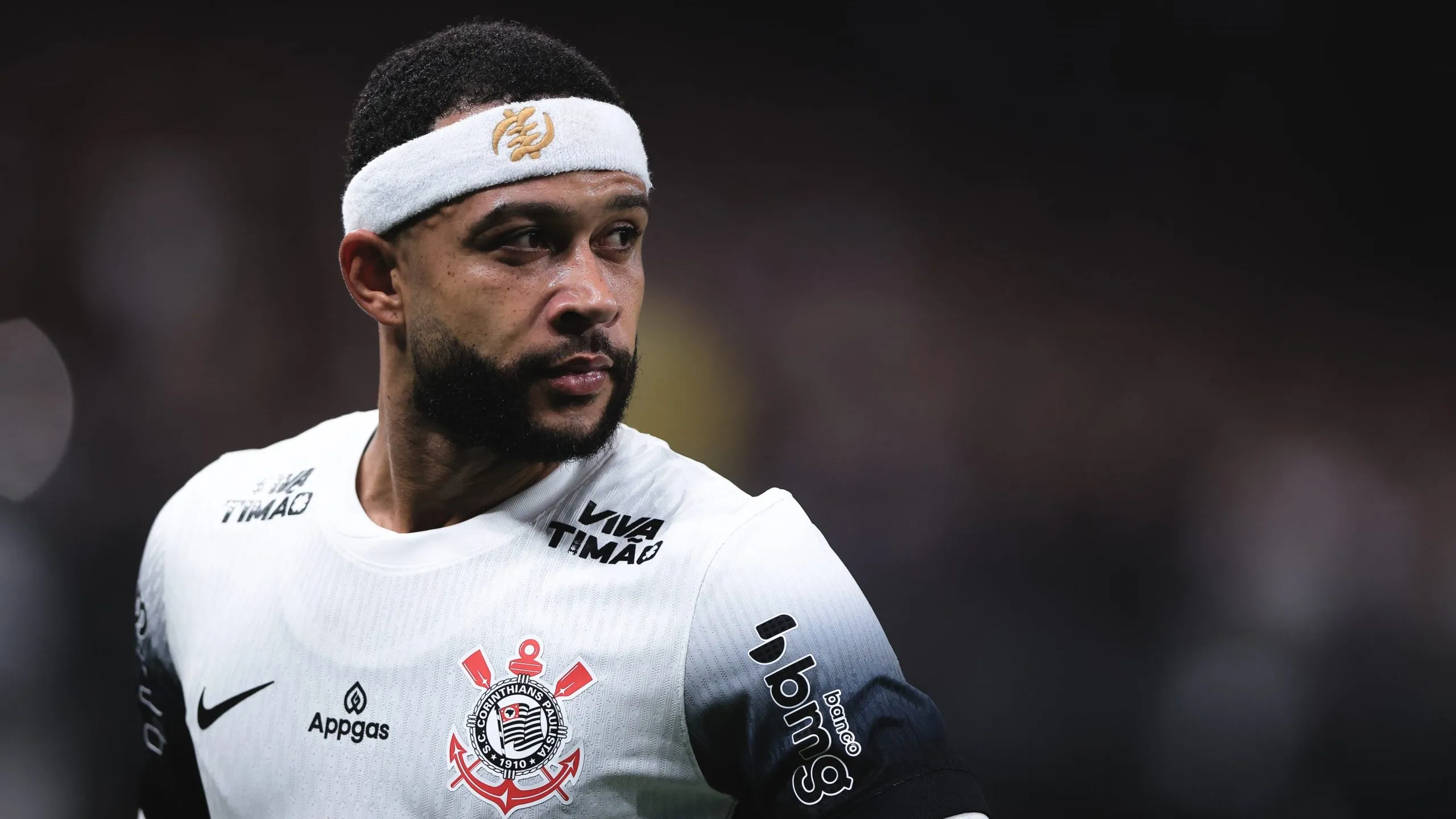 Memphis Depay em campo pelo Corinthians. Foto: Ettore Chiereguini/AGIF