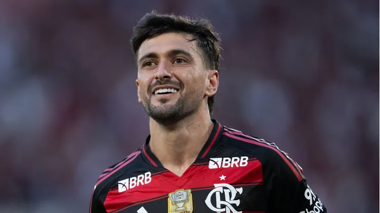 Arrascaeta jogador do Flamengo comemora seu gol durante partida contra o Gremio no estadio Maracana pelo campeonato Brasileiro A 2025. Foto: Jorge Rodrigues/AGIF