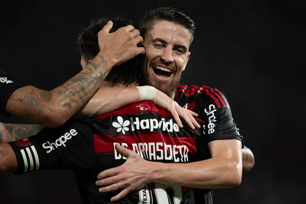 Arrascaeta jogador do Flamengo comemora seu gol com Jorginho jogador da sua equipe durante partida contra o Vitoria no estadio Maracana pelo campeonato Brasileiro A 2025. Foto: Jorge Rodrigues/AGIF