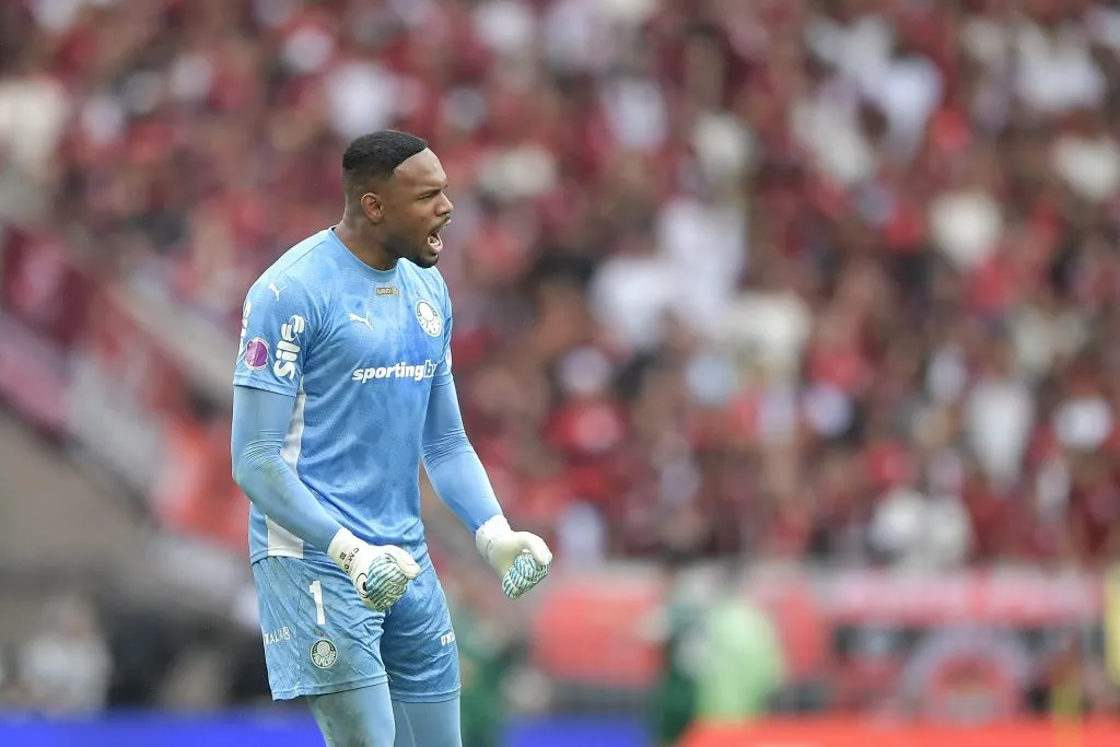 RJ – RIO DE JANEIRO – 19/10/2025 – BRASILEIRO A 2025, FLAMENGO X PALMEIRAS – Carlos Miguel goleiro do Palmeiras comemora seu gol durante partida contra o Flamengo no estadio Maracana pelo campeonato Brasileiro A 2025. Foto: Thiago Ribeiro/AGIF