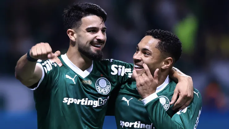 Flaco López e Vitor Roque comemorando gol pelo Palmeiras. Foto: Marcello Zambrana/AGIF