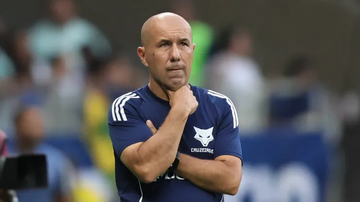 Leonardo Jardim técnico do Cruzeiro durante partida contra o Vitoria no estádio Mineirão pelo campeonato Brasileiro A 2025. Foto: Gilson Lobo/AGIF