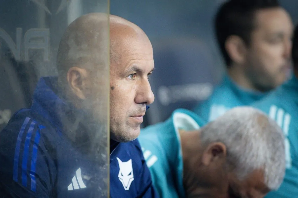 RS – PORTO ALEGRE – 05/11/2025 – BRASILEIRO A 2025, GREMIO X CRUZEIRO – Leonardo Jardim tecnico do Cruzeiro durante partida contra o Gremio no estadio Arena do Gremio pelo campeonato Brasileiro A 2025. Foto: Maxi Franzoi/AGIF