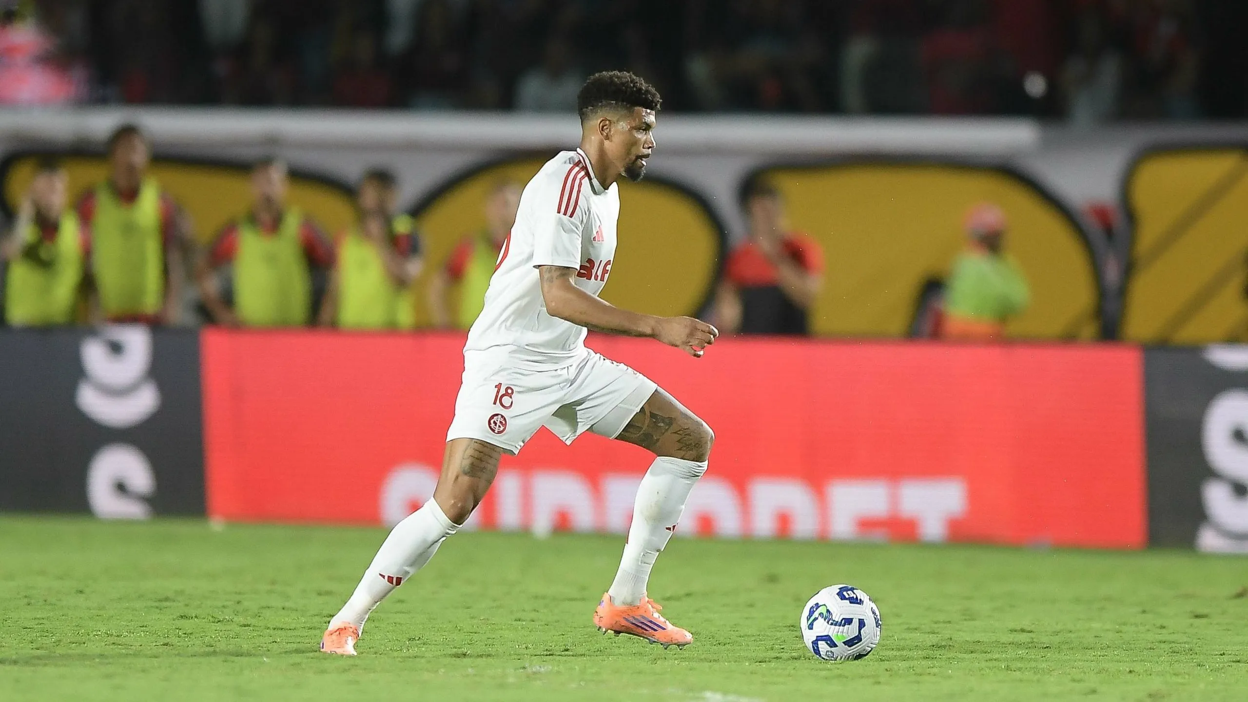 Juninho em duelo do Internacional. Foto: Jhony Pinho/AGIF