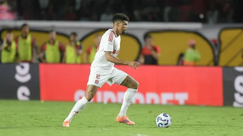 Juninho jogador do Internacional durante partida contra o Vitoria no estadio Barradao pelo campeonato Brasileiro A 2025.