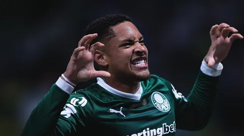 Vitor Roque jogador do Palmeiras comemora seu gol durante partida contra o Internacional no estadio Arena Allianz Parque pelo campeonato Brasileiro A 2025. Foto: Ettore Chiereguini/AGIF