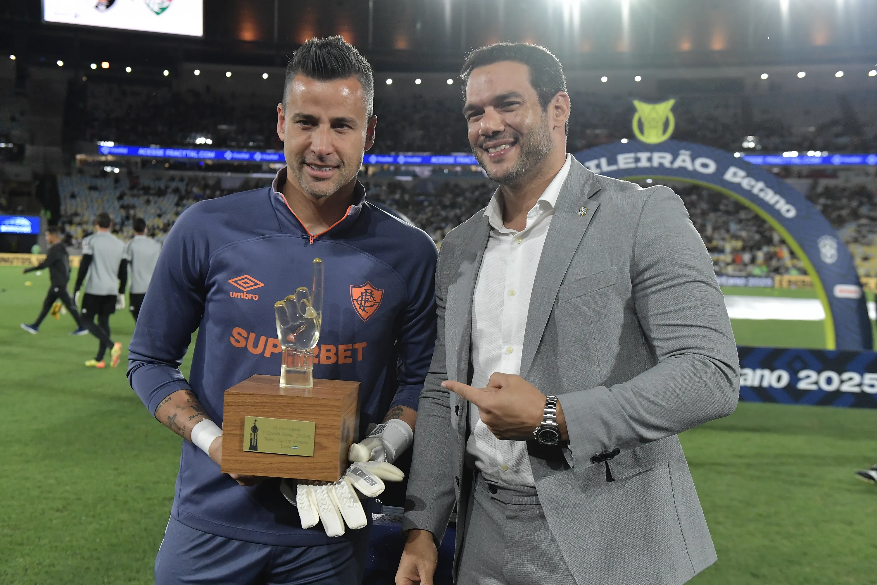 Fabio goleiro do Fluminense recebe homenagem de Samir Xaud preside te da CBF durante partida contra o Vasco no estadio Maracana pelo campeonato Brasileiro A 2025. Foto: Thiago Ribeiro/AGIF