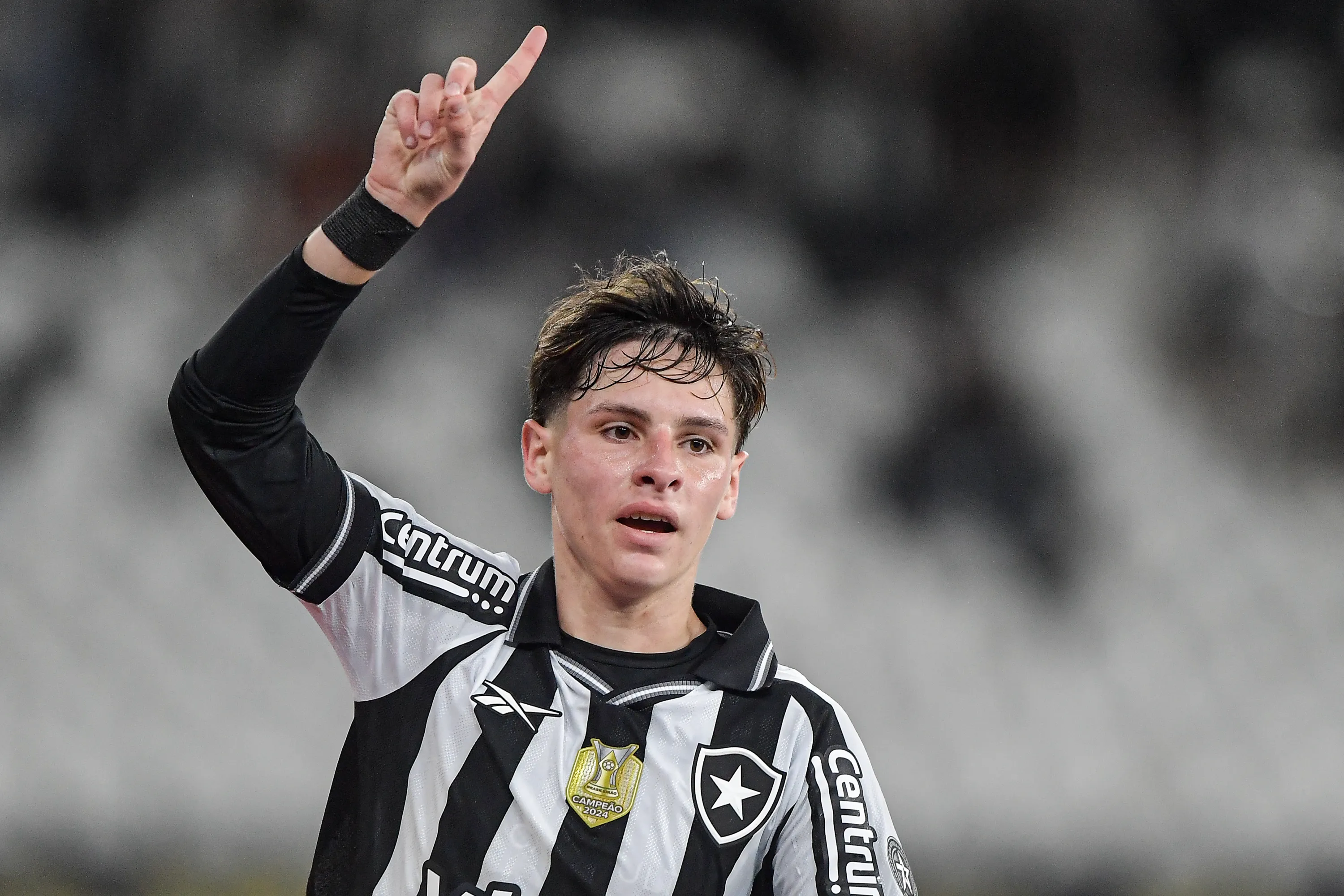 RJ – RIO DE JANEIRO – 17/09/2025 – BRASILEIRO A 2025, BOTAFOGO X MIRASSOL – Montoro jogador do Botafogo comemora seu gol durante partida contra o Mirassol no estadio Engenhao pelo campeonato Brasileiro A 2025. Foto: Thiago Ribeiro/AGIF