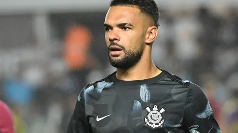 Raniele durante confronto contra o Santos no Campeonato Brasileiro de 2025.