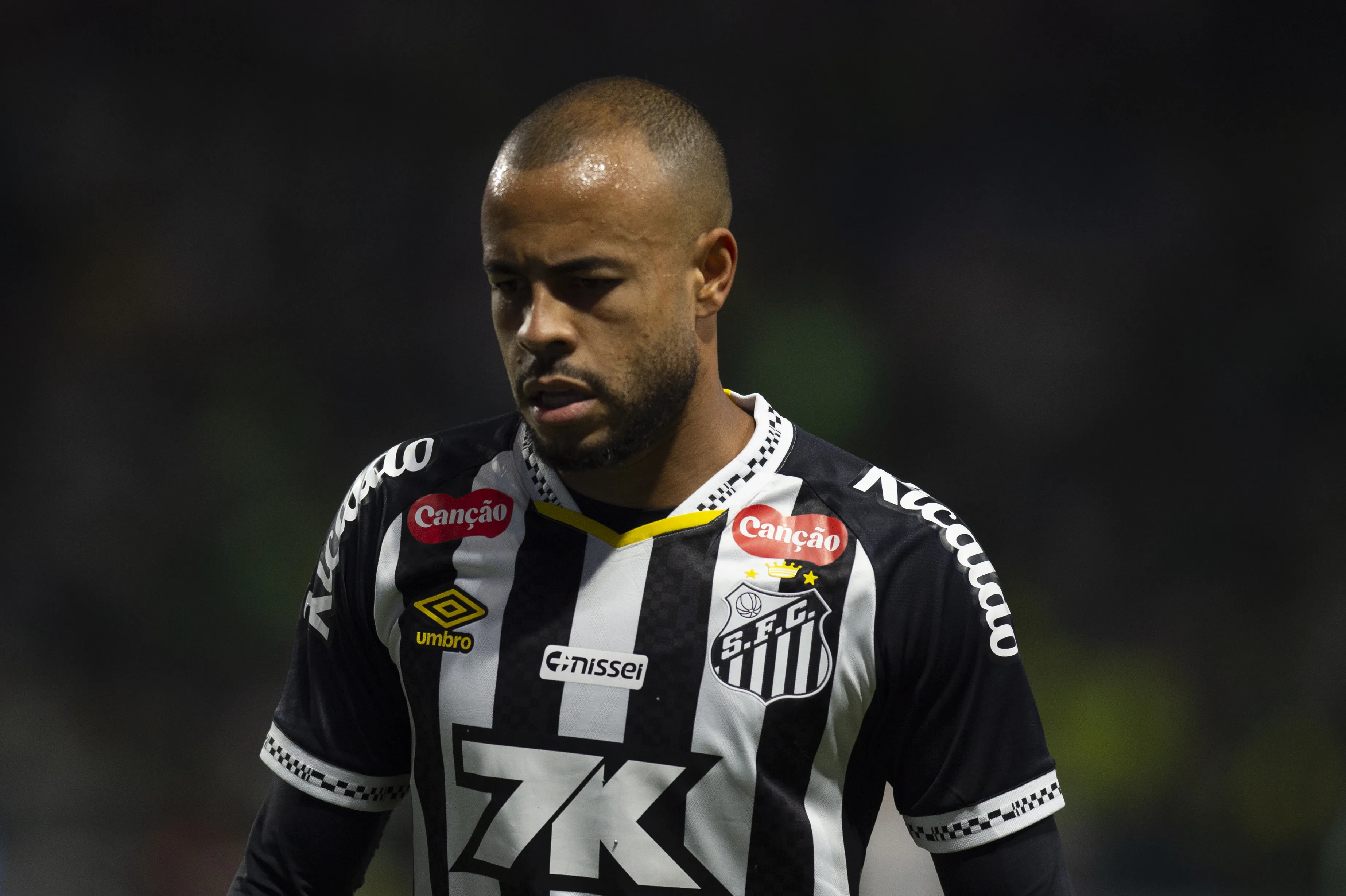 Mayke jogador do Santos durante partida contra o Palmeiras – Foto: Anderson Romao/AGIF