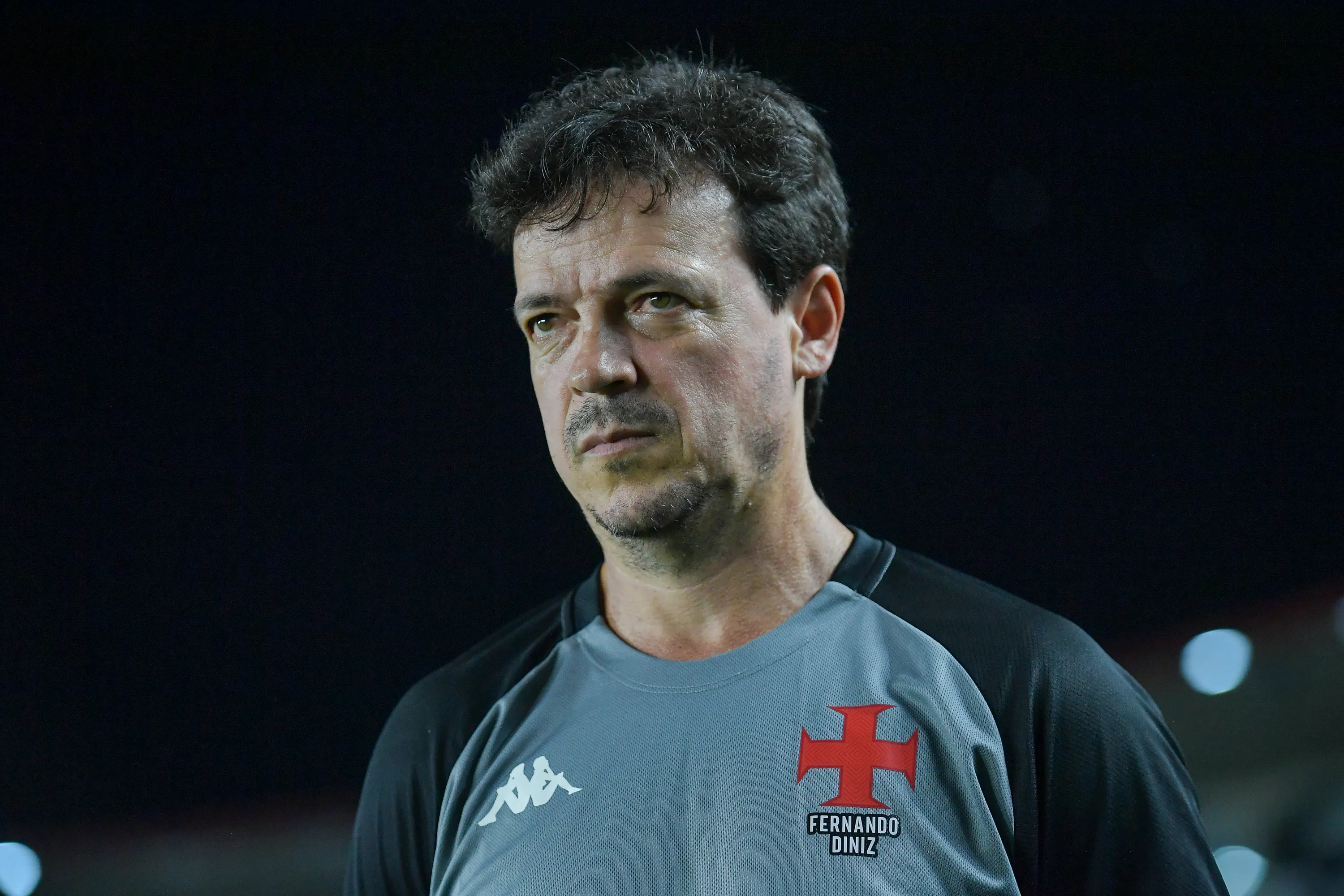 RJ – RIO DE JANEIRO – 02/11/2025 – BRASILEIRO A 2025, VASCO X SAO PAULO – Fernando Diniz tecnico do Vasco durante partida contra o Sao Paulo no estadio Sao Januario pelo campeonato Brasileiro A 2025. Foto: Thiago Ribeiro/AGIF