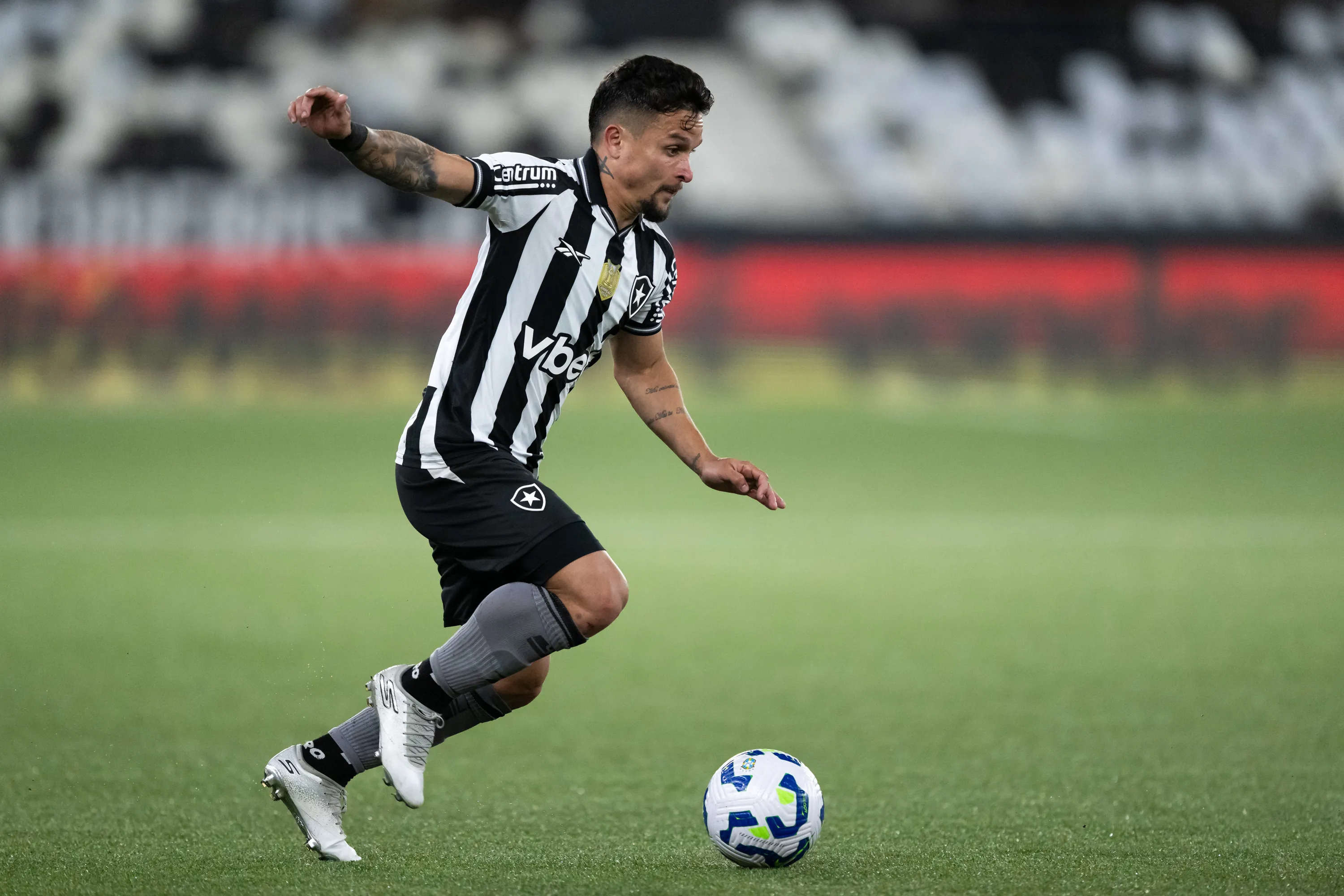 Artur jogador do Botafogo durante partida contra o Bragantino – Foto: Jorge Rodrigues/AGIF