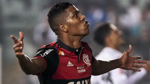 Berrio do Flamengo comemora seu gol durante partida de volta da fase quartas-de-final no Estadio Vila Belmiro. Foto: Ale Cabral/AGIF