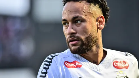 Neymar Jr jogador do Santos durante partida contra o Fortaleza no estádio Vila Belmiro pelo campeonato Brasileiro A 2025. Foto: Jota Erre/AGIF