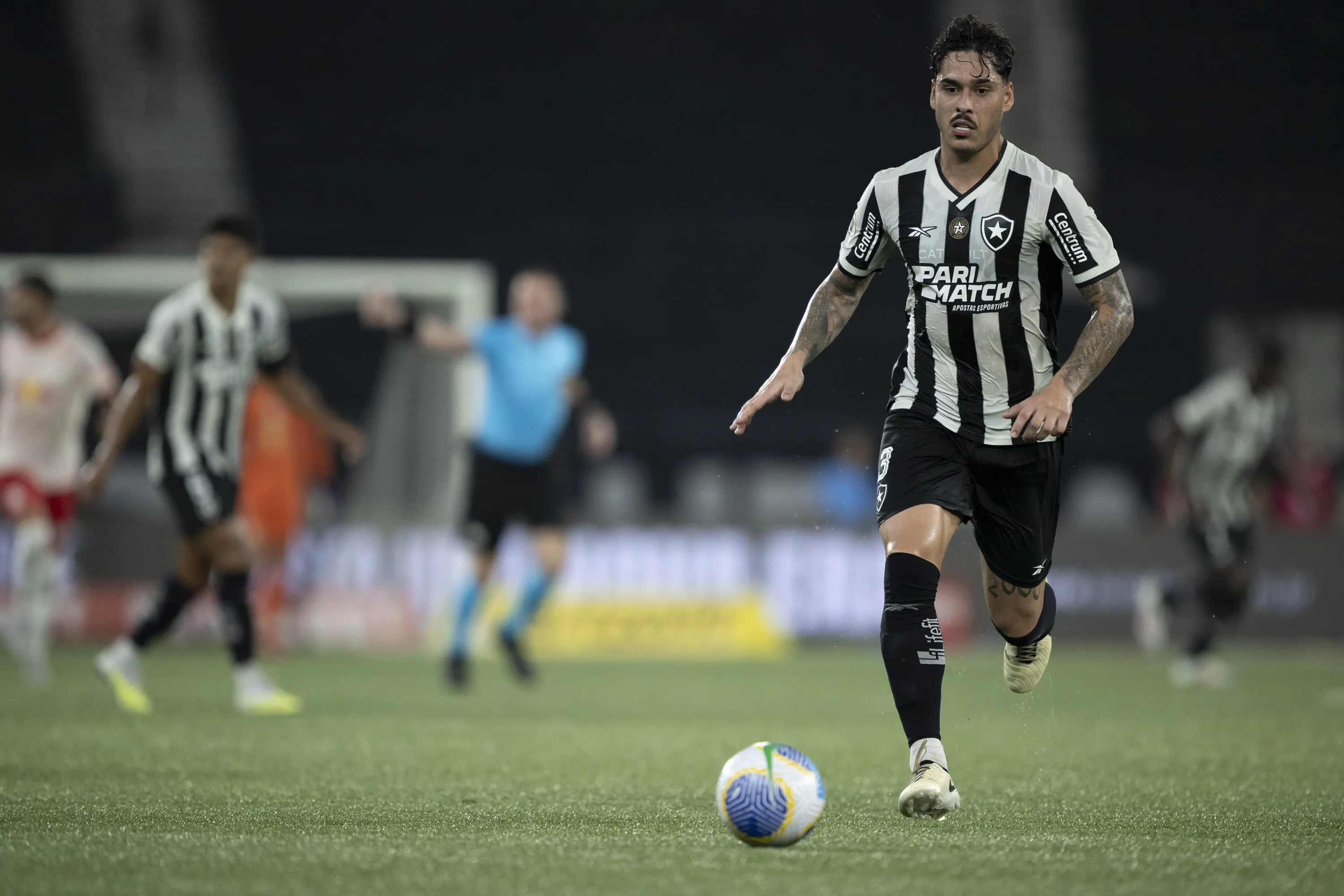 RJ – RIO DE JANEIRO – 26/06/2024 – BRASILEIRO A 2024, BOTAFOGO X BRAGANTINO – Lucas Halter jogador do Botafogo durante partida contra o Bragantino no estadio Engenhao pelo campeonato Brasileiro A 2024. Foto: Jorge Rodrigues/AGIF