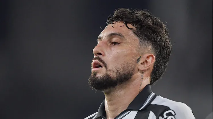 Alex Telles vive bom momento no Botafogo.