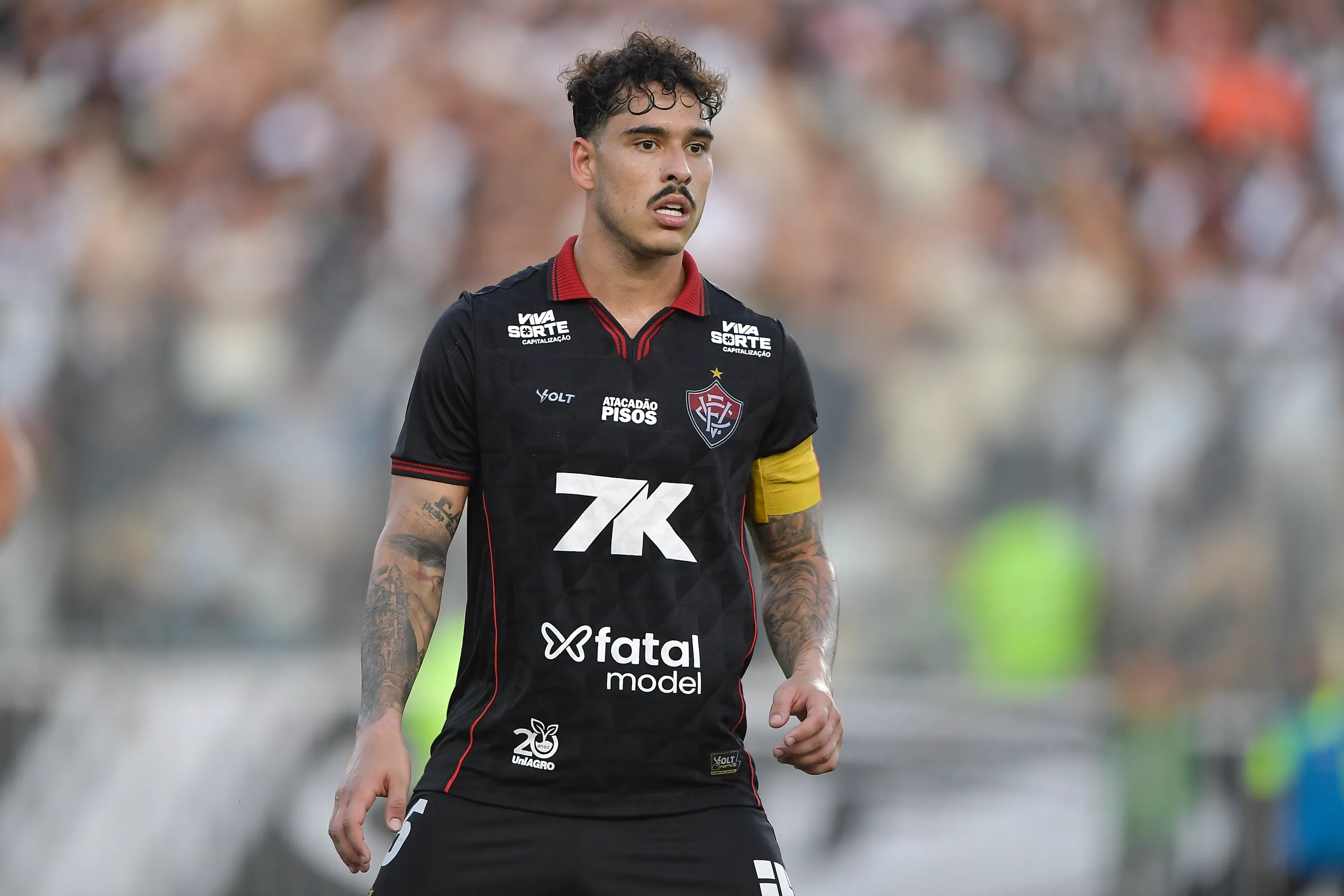 RJ – RIO DE JANEIRO – 05/10/2025 – BRASILEIRO A 2025, VASCO X VITORIA – Lucas Halter jogador do Vitoria durante partida contra o Vasco no estadio Sao Januario pelo campeonato Brasileiro A 2025. Foto: Thiago Ribeiro/AGIF