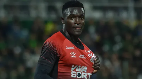 Kevin Viveros durante confronto contra a Chapecoense na Série B de 2025. Foto: Renato Padilha/AGIF