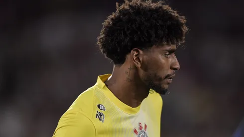 Hugo Souza durante confronto contra o Fluminense no Campeonato Brasileiro de 2025.