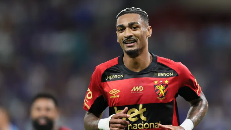 MG - BELO HORIZONTE - 05/10/2025 - BRASILEIRO A 2025, CRUZEIRO X SPORT - Derik Lacerda jogador do Sport comemora seu gol durante partida contra o Cruzeiro no estadio Mineirao pelo campeonato Brasileiro A 2025. Foto: Gilson Lobo/AGIF