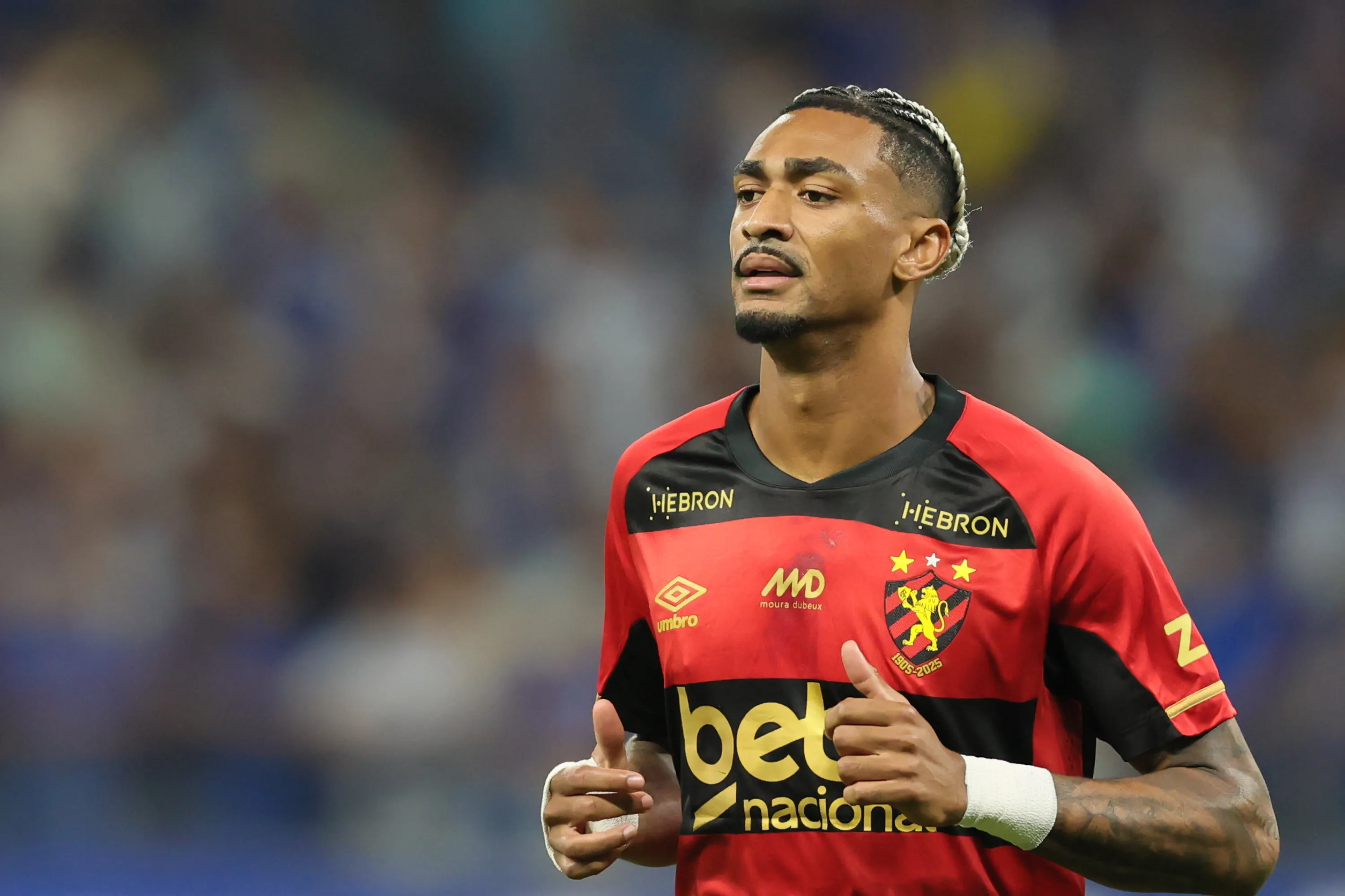 MG – BELO HORIZONTE – 05/10/2025 – BRASILEIRO A 2025, CRUZEIRO X SPORT – Derik Lacerda jogador do Sport durante partida contra o Cruzeiro no estadio Mineirao pelo campeonato Brasileiro A 2025.  Foto: Gilson Lobo/AGIF