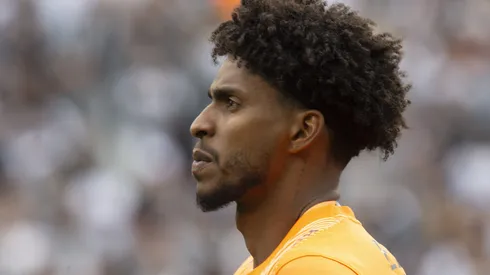 Hugo Souza durante confronto contra o Grêmio no Campeonato Brasileiro de 2025.