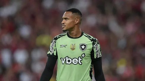 John goleiro do Botafogo durante partida contra o Flamengo no estadio Maracana pelo campeonato Brasileiro A 2025. Foto: Thiago Ribeiro/AGIF