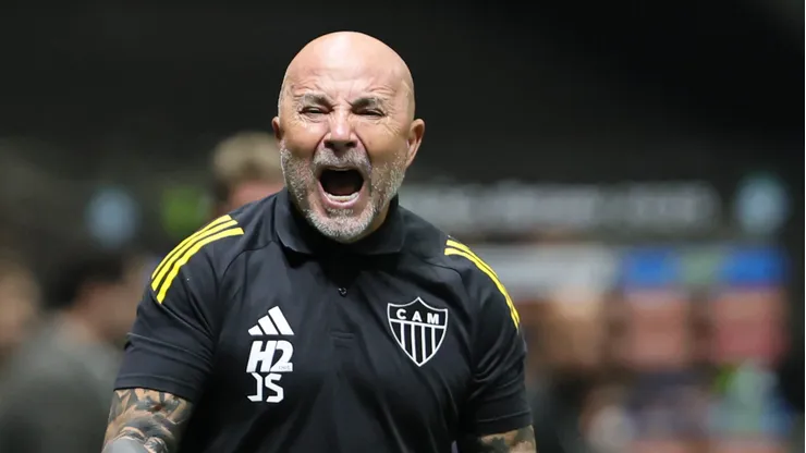 Jorge Sampaoli tecnico do Atletico-MG durante partida contra o Cruzeiro no estadio Arena MRV pelo campeonato Brasileiro A 2025. Foto: Gilson Lobo/AGIF